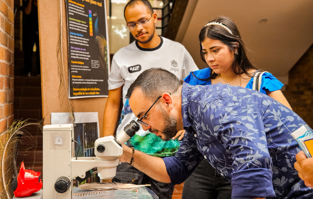 El profesor Danny Rojas mirando por un microscopio durante la ruta Javeriana Biodiversa
