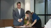 Isabel Cristina Quintero Sepúlveda, directora de Posgrados Facultad de Ciencias Económicas y Administrativas realizando la firma del acta de su posesión 